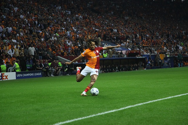 库里接受检查确诊为盆骨挫伤 下周二接受重新评估.